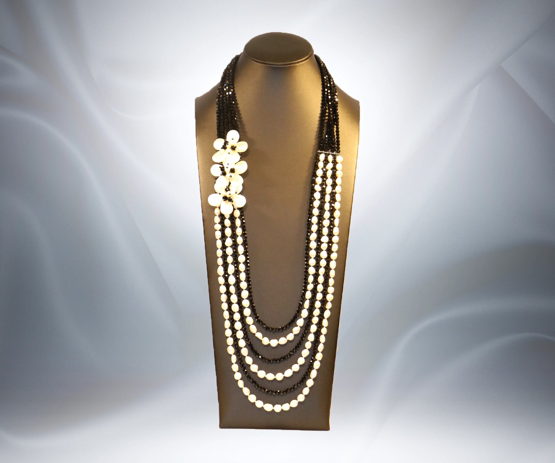 Necklace with White Pearl and Black Onyx Discs - Bronzallure